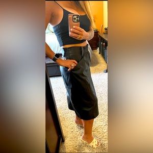 Faux leather skirt, side pockets, small elastic on the front, zipper in the back